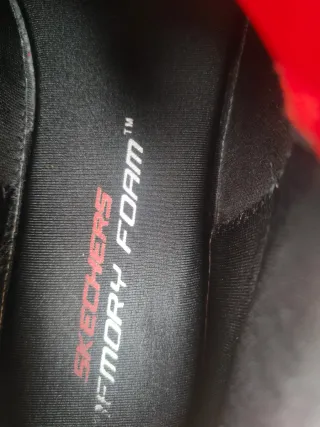 Zapatillas Skechers Negras y Rojas