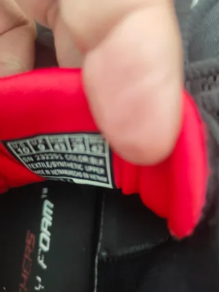 Zapatillas Skechers Negras y Rojas