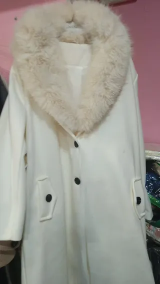 Abrigo largo blanco con cuello de pelo