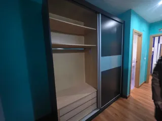 Armario puertas correderas gris oscuro y plata