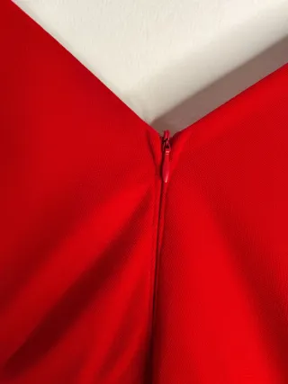 Vestido rojo elegante con volantes