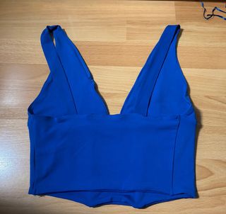 Top azul escotado