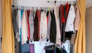 estructura de armario con cortina. Rack para ropa