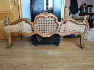 Cabecero de madera noble y ratán