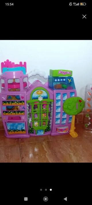 Hotel Pinypon con piscina y figuras