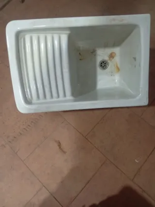Pila de lavar blanca