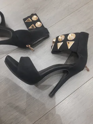 Sandalias de tacón con tachuelas doradas