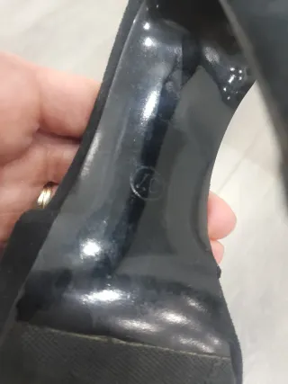 Sandalias de tacón con tachuelas doradas