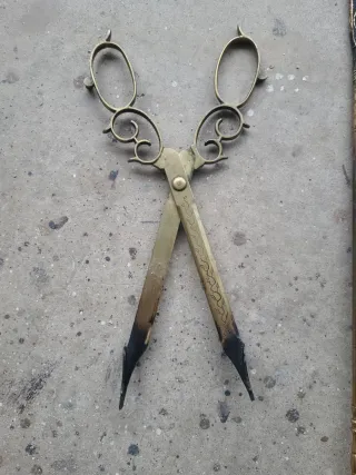 Atizador y tijeras de bronce