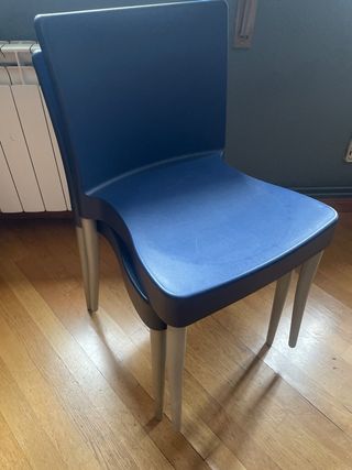 Dos sillas color azul, plástico y metal apilables