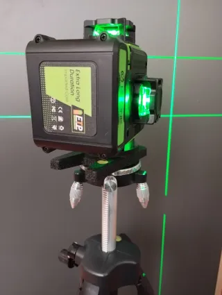 Nivel láser con trípode