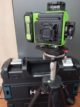 Nivel láser con trípode