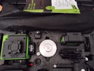 Nivel láser con trípode