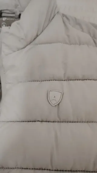 Chaleco acolchado gris sin mangas