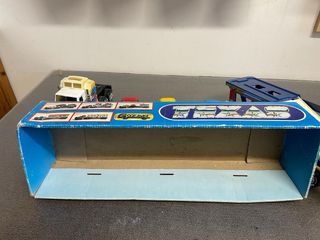 Camión Gozan Texas y 3 coches