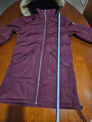 Chaquetón Granate con capucha y pelo