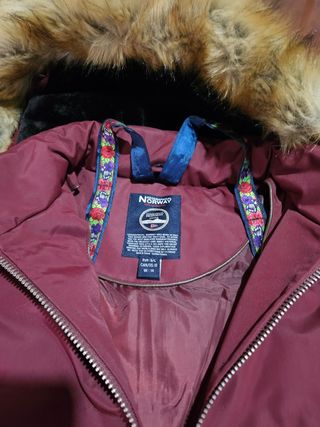 Chaquetón Granate con capucha y pelo