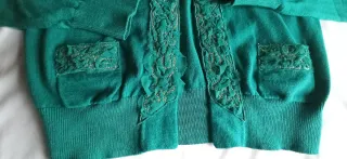 Rebeca punto fino verde con detalles dorados.