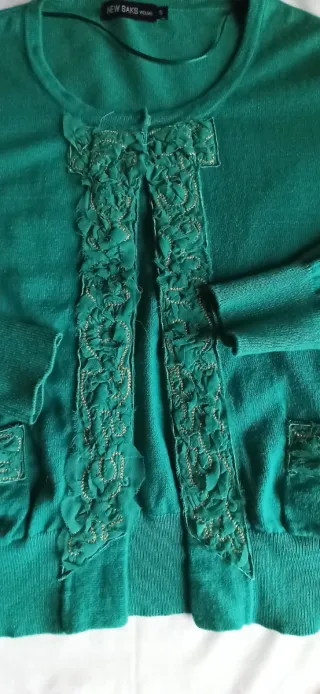 Rebeca punto fino verde con detalles dorados.