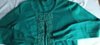 Rebeca punto fino verde con detalles dorados.