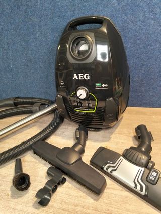 Aspiradora AEG SilentPerformer Green