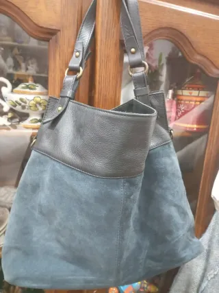 Bolso Martina Klein azul obscuro.