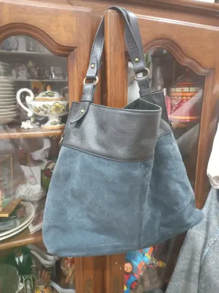 Bolso Martina Klein azul obscuro.