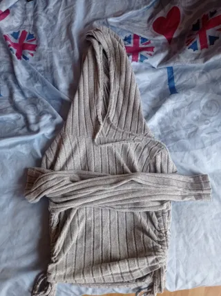 Sudadera gris con capucha en top (Shein)