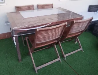 Mesa y sillas de exterior de madera