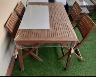 Mesa y sillas de exterior de madera
