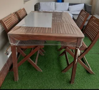 Mesa y sillas de exterior de madera