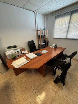 Mesa de oficina marrón y negra