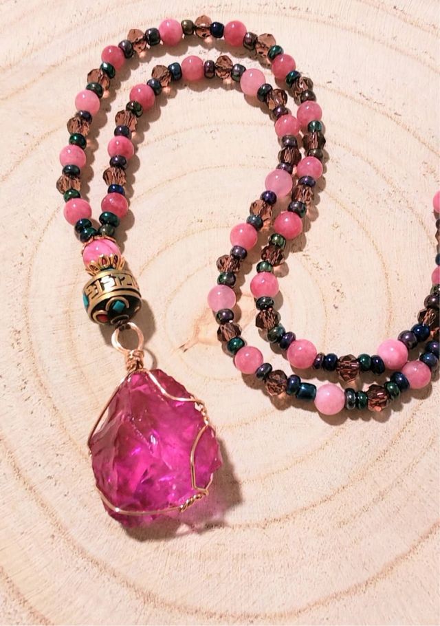 Collar cuarzo rosa bruta con detalles dorados