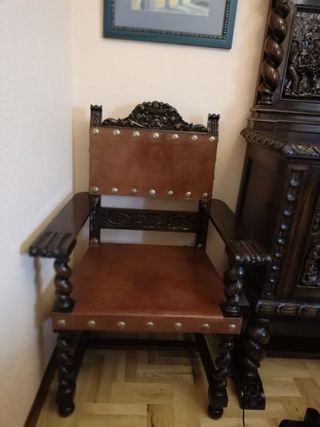 Mueble de castaño con motivos de vendimia