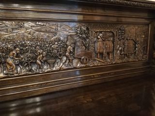 Mueble de castaño con motivos de vendimia