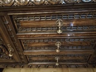 Mueble de castaño con motivos de vendimia