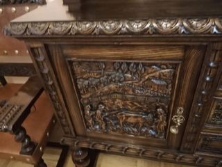 Mueble de castaño con motivos de vendimia