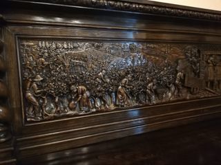 Mueble de castaño con motivos de vendimia