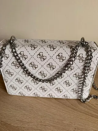 Bolso Guess blanco y marrón