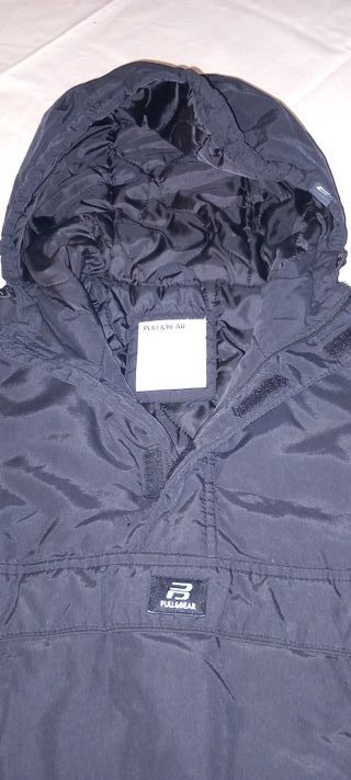 Chubasquero Pull&Bear Negro. REBAJADO
