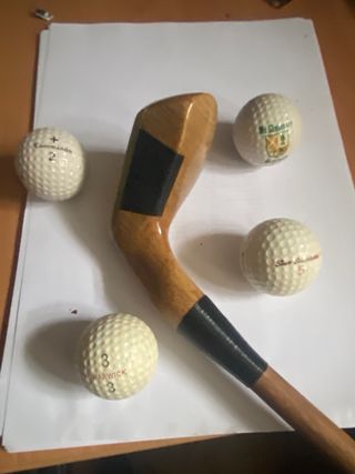 Putter de golf hickory y bolas antiguas