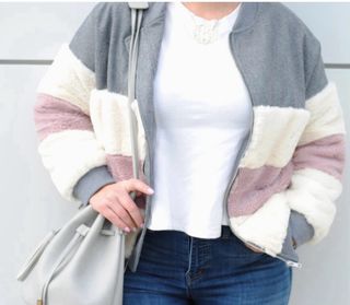 Chaqueta bomber gris, con pelo rosa y blanco