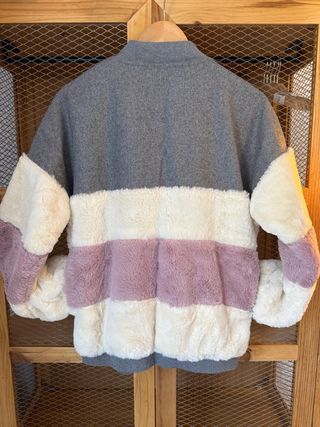 Chaqueta bomber gris, con pelo rosa y blanco