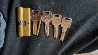 Cerradura y 4 llaves