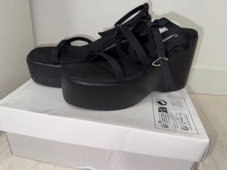 Sandalias negras planas