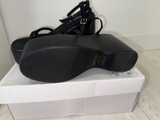 Sandalias negras planas