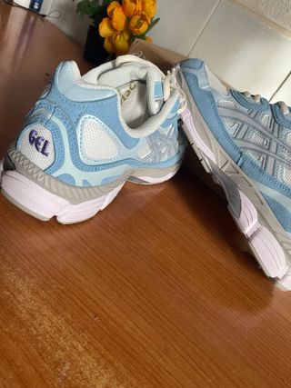 Zapatillas ASICS Azul Claro y Blanco Nuevas