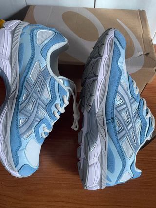 Zapatillas ASICS Azul Claro y Blanco Nuevas