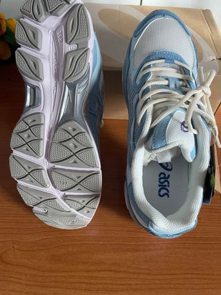 Zapatillas ASICS Azul Claro y Blanco Nuevas
