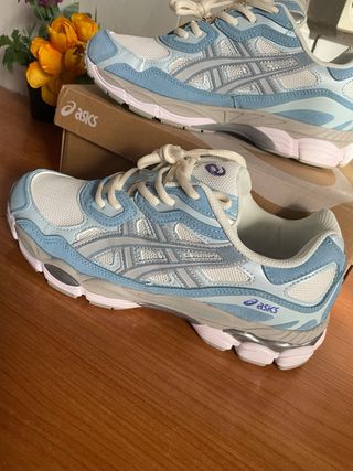 Zapatillas ASICS Azul Claro y Blanco Nuevas